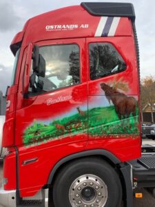 Motivlackering till Östrands Skogstransporter AB, Motiv av Lasse Mehtola, Mehtola Motivlack, 360gfx.com