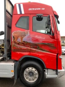 Motivlackering till Östrands Skogstransporter AB, Motiv av Lasse Mehtola, Mehtola Motivlack, 360gfx.com